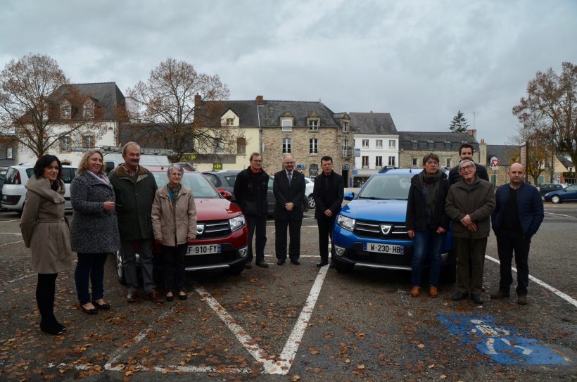 La photo de famille des gagnants des voitures et des commerçants de l'UCAM