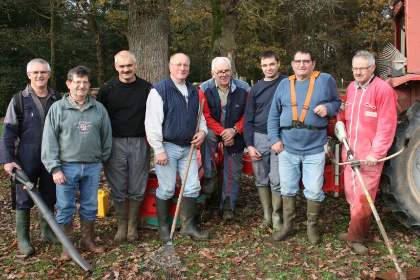 Le groupe de bénévoles ayant participé ce samedi 26 novembre au nettoyage des chemins de randonnée.