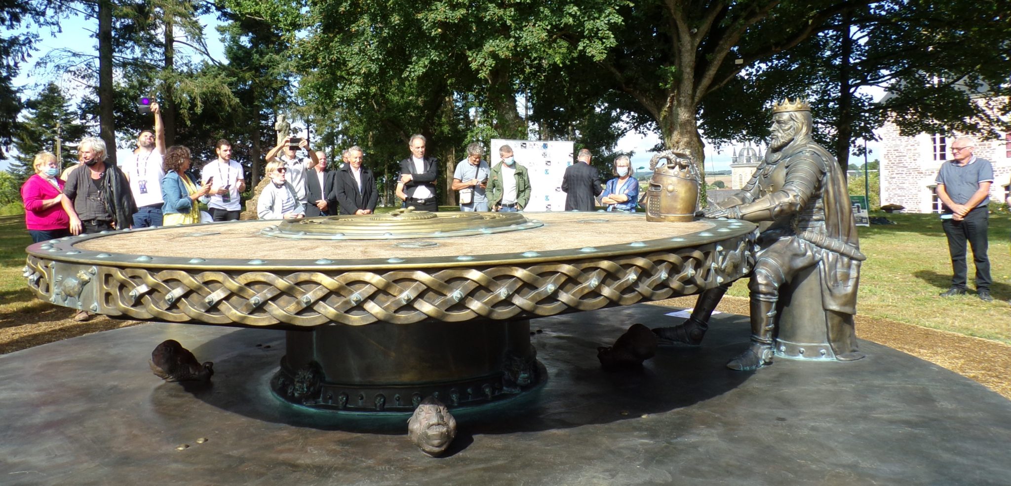 NéantsurYvel. Voici la Table Ronde des chevaliers Les Infos du Pays