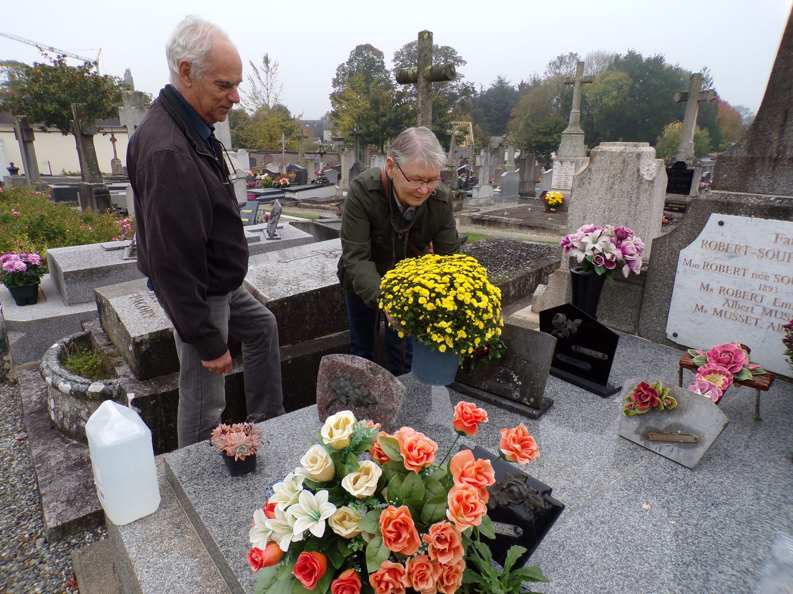 Ploërmel. Toussaint: le cimetière, un lieu de recueillement qu'on bichonne  - Les Infos du Pays Gallo